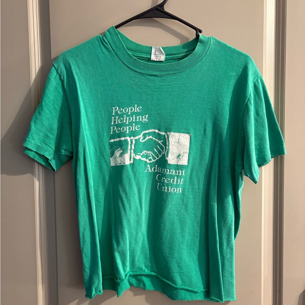 Green cropped tee shirt